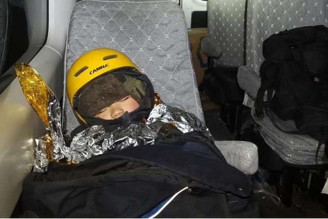 妈妈带娃爬野山出事：男孩头上缠着绷带 脸上有血迹