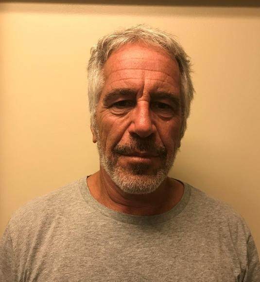 英驻美前大使丑照流出：在爱泼斯坦别墅中只穿内裤