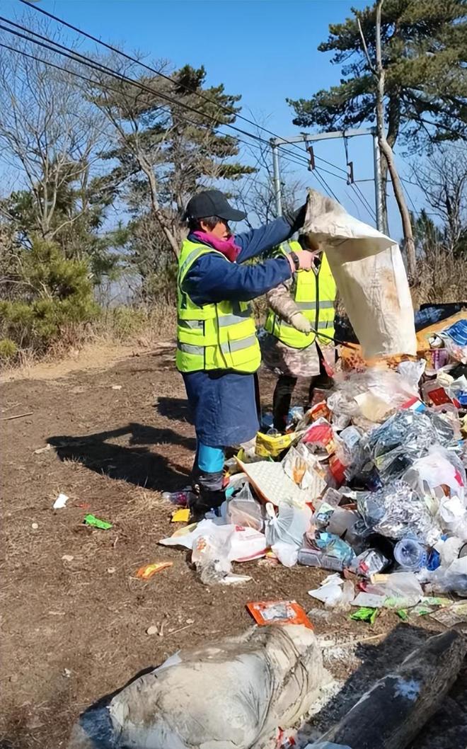 百丈岭探雪火了 清洁员每天捡垃圾上千斤来回超5小时