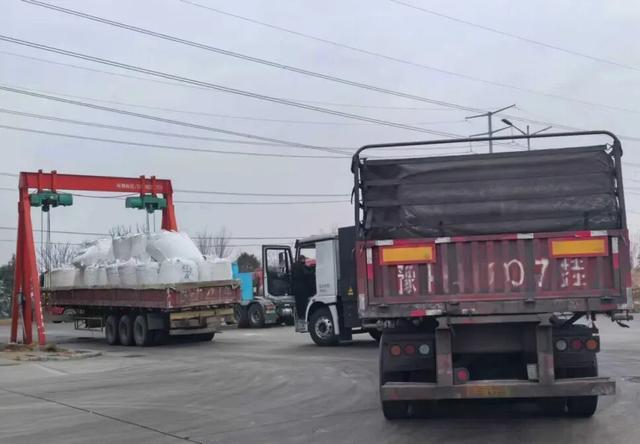 企业只让新能源车进厂卸货 国六货车在门口换电动车头